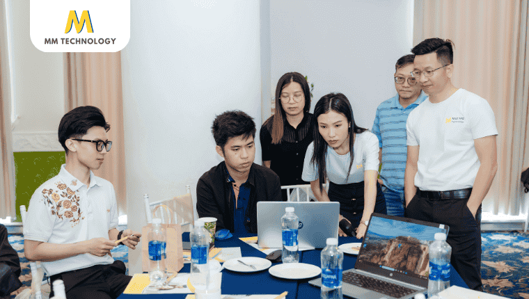 đội ngũ mm technology hướng dẫn khách hàng tham gia sự kiện