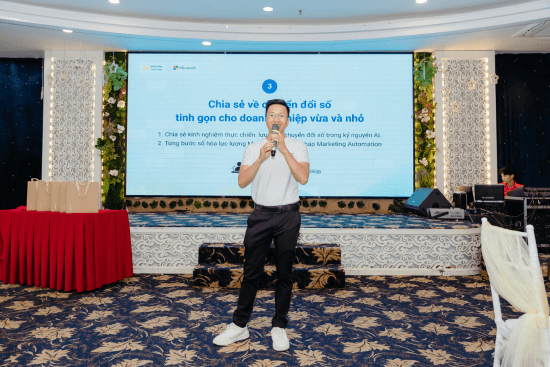 mr Hiển giới thiệu công ty