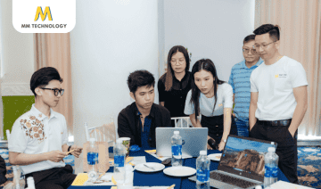 đội ngũ mm technology hướng dẫn khách hàng tham gia sự kiện